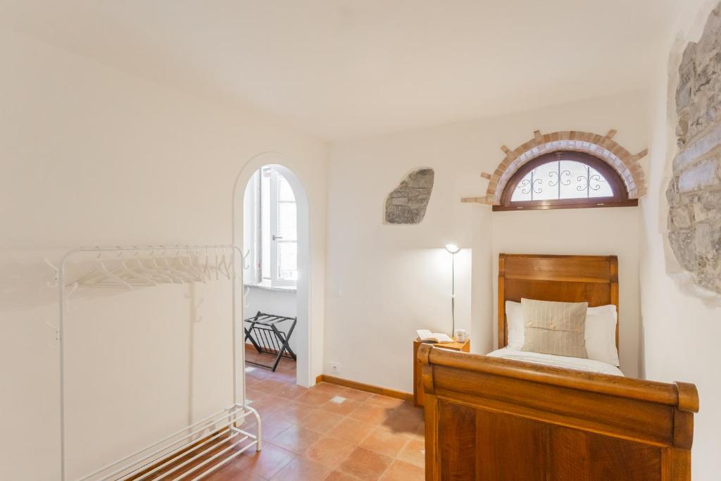 Postel nebo postele na pokoji v ubytování Emily's Holiday House - Authentic Lake Como by Rent All Como