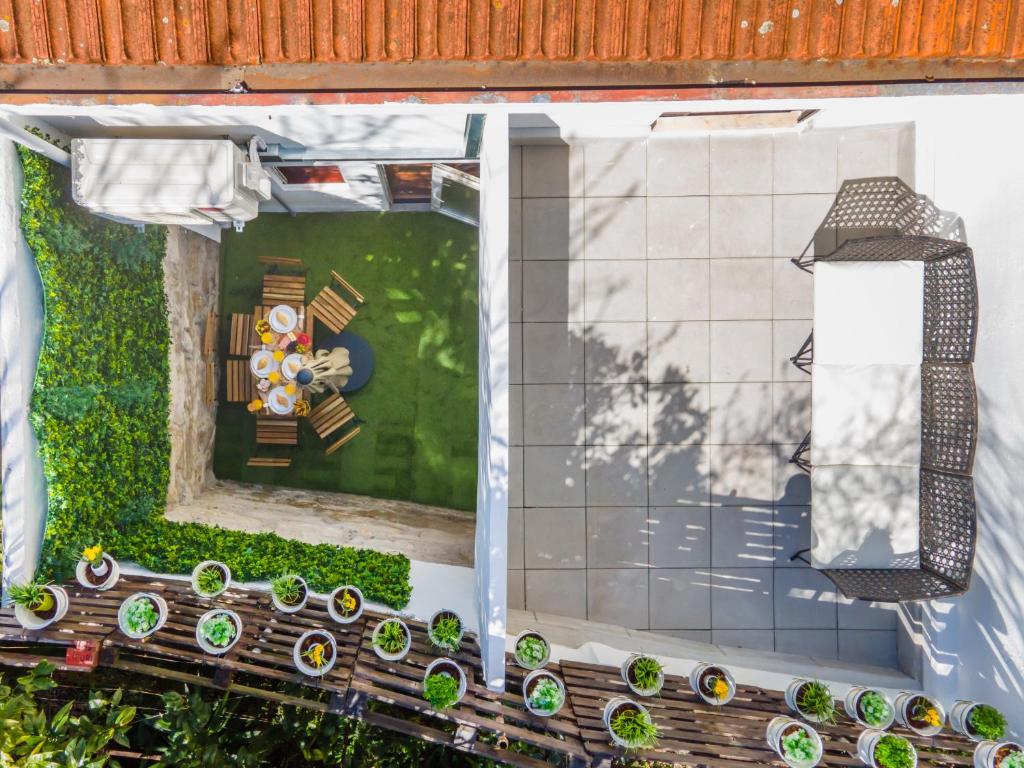 um modelo de casa com janela em Calm Sunny House with Terrace no Porto