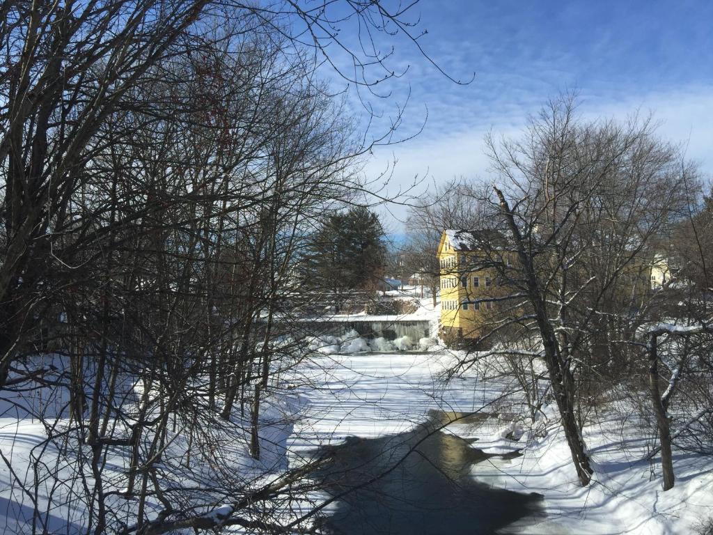 Old Mill Inn v zimě