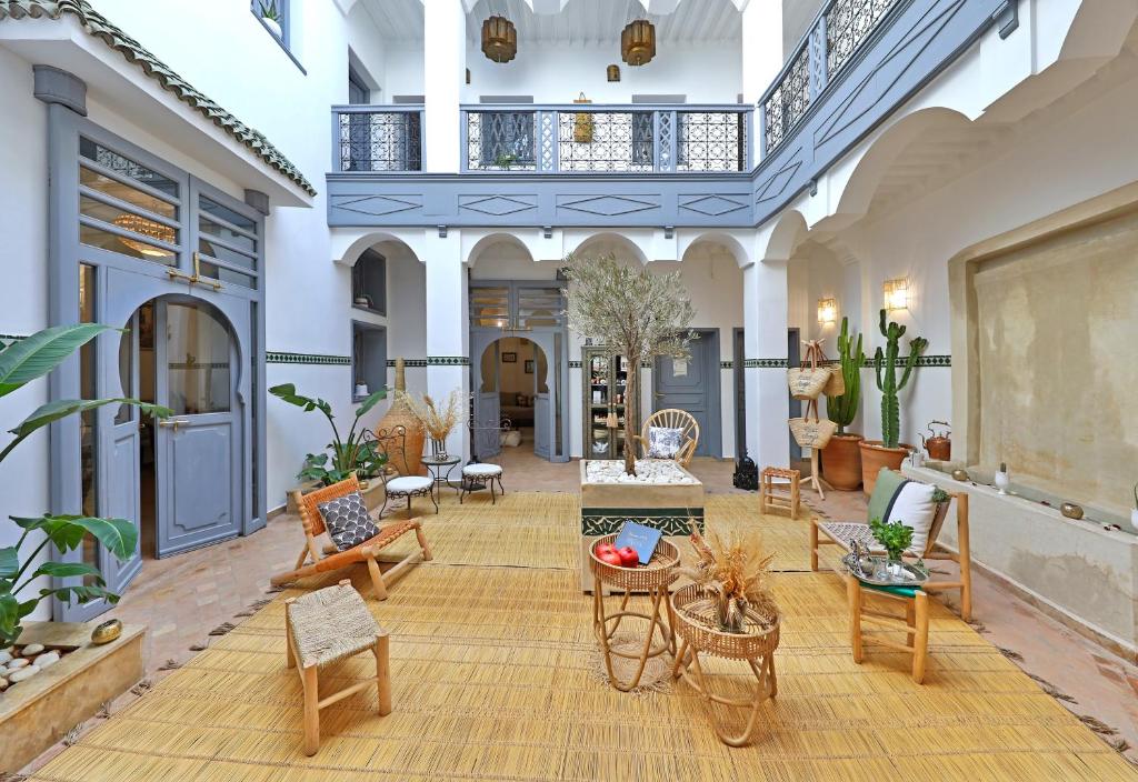 un grand salon avec chaises et tables dans l'établissement Riad Amya & Spa, à Marrakech