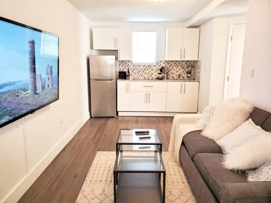 a living room with a couch and a kitchen at Lovely Apartment Near Brickell 1 in Miami
