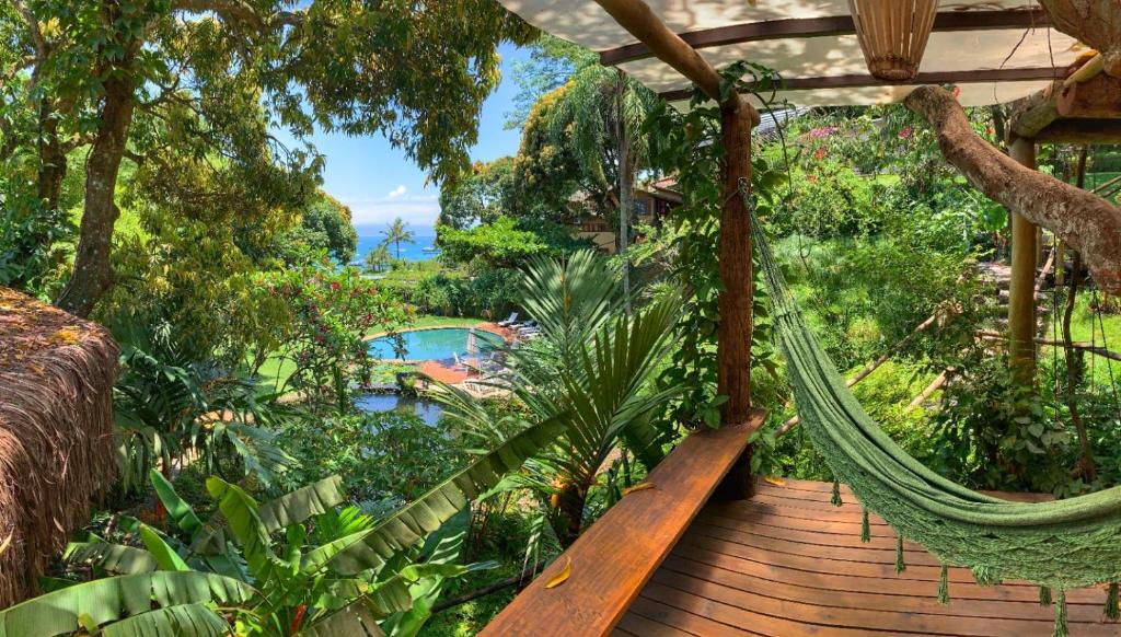 una hamaca en una terraza en un jardín en Casas D'Água Doce - Casa Lotus, en Ilhabela