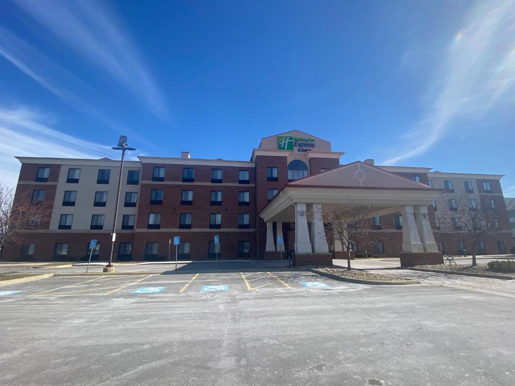 Holiday Inn Express and Suites Detroit North-Troy