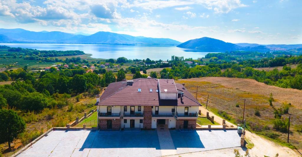 z góry widok na dom na wzgórzu obok jeziora w obiekcie Hotel Agnanti Unique Hospitality w mieście Kastoria