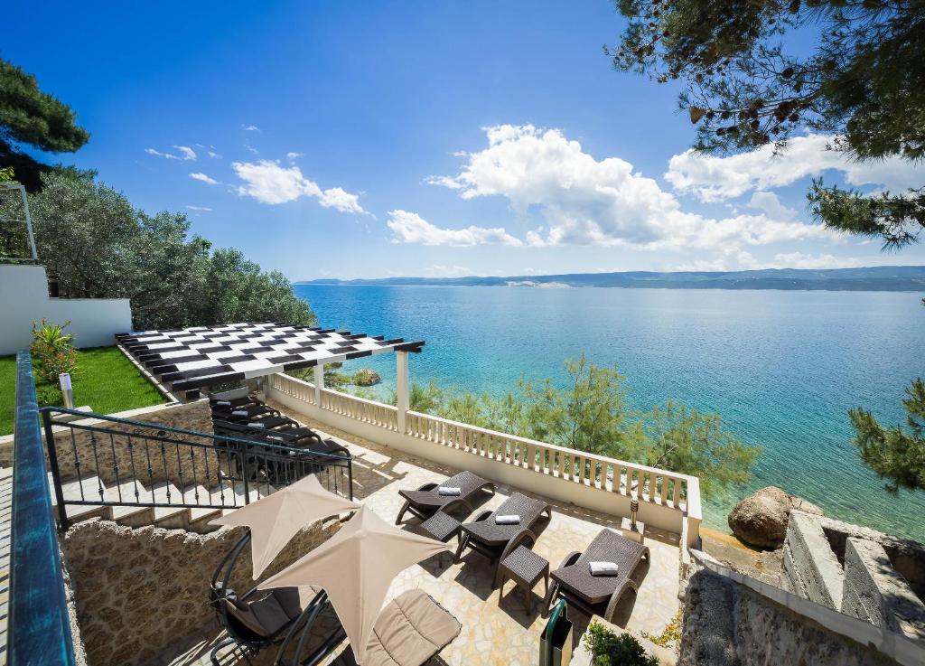 vista sull'acqua da una casa di Villa Adriatica Excelsior - Beachfront Retreat a Stanići