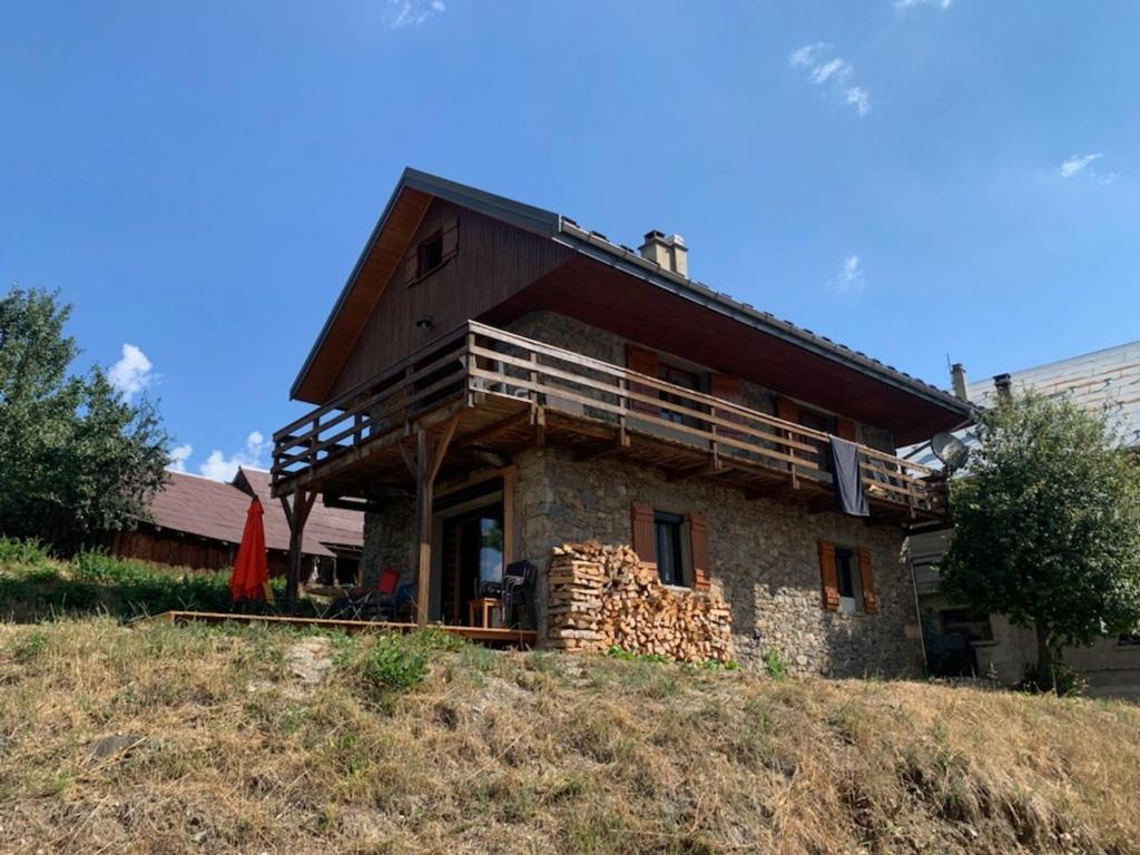 a house on top of a hill at Chalet Albiez-Montrond, 5 pièces, 8 personnes - FR-1-618-18 in Albiez-Montrond