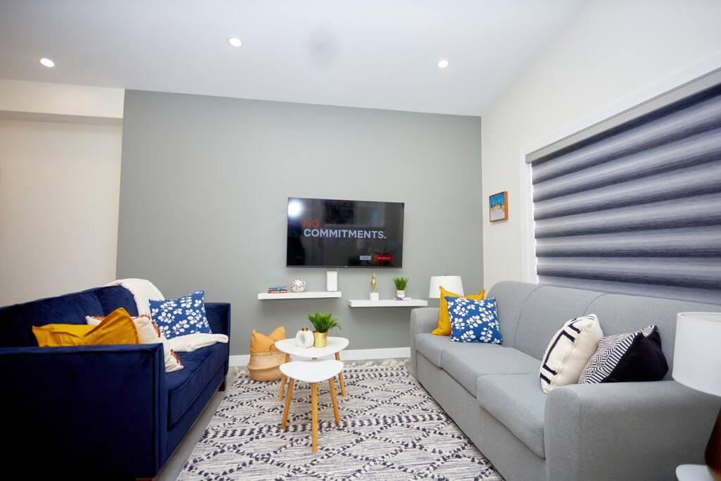 una sala de estar con un sofá y una mesa en Comfortable home near airport, en Winnipeg