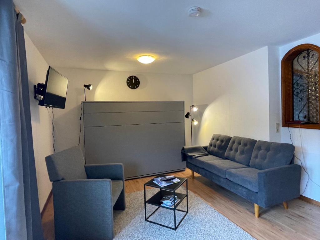 ein Wohnzimmer mit einem Sofa und 2 Stühlen in der Unterkunft Mellex FeWo in Feldberg