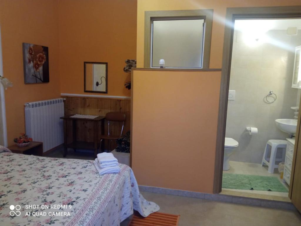- une chambre avec un lit et une salle de bains pourvue d'un lavabo dans l'établissement Il Sentiero Bed & Breakfast, à Vicalvi