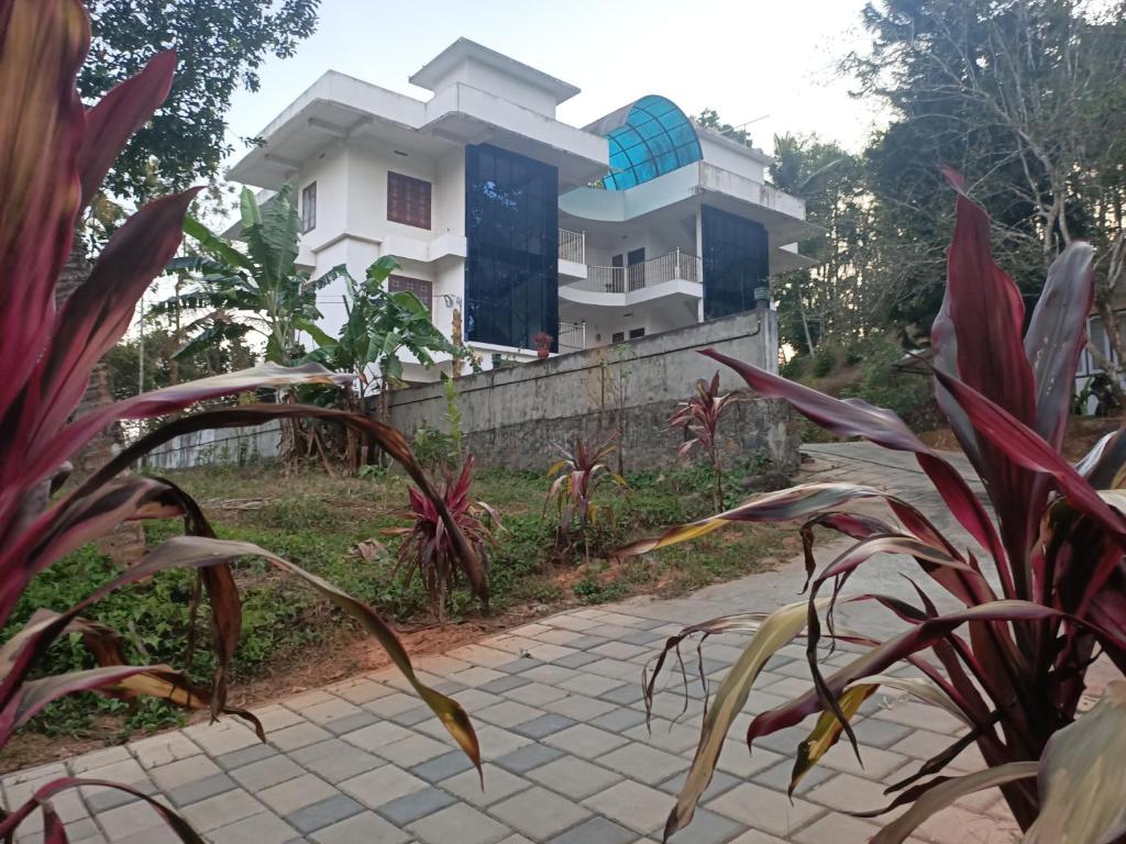 Bethel Service Villa, Mananthavady, Wayanad في واياناد: منظر المنزل من الحديقة