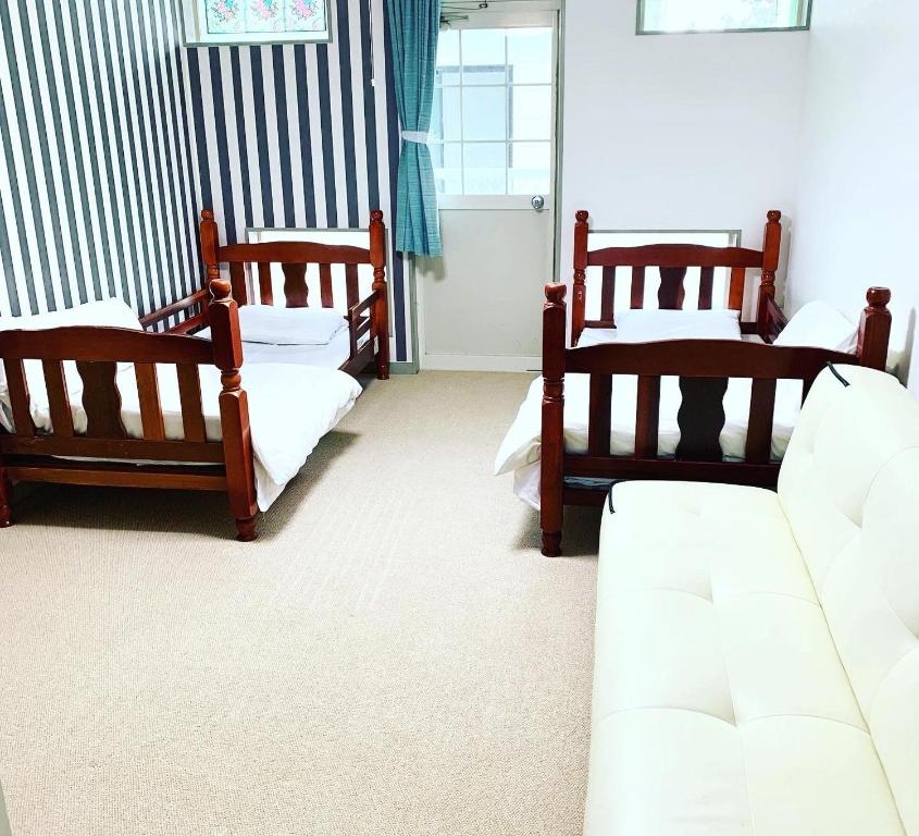 Fuchisaki的住宿－Pension L&M - Vacation STAY 82545v，一间带三张床和一张沙发的客厅