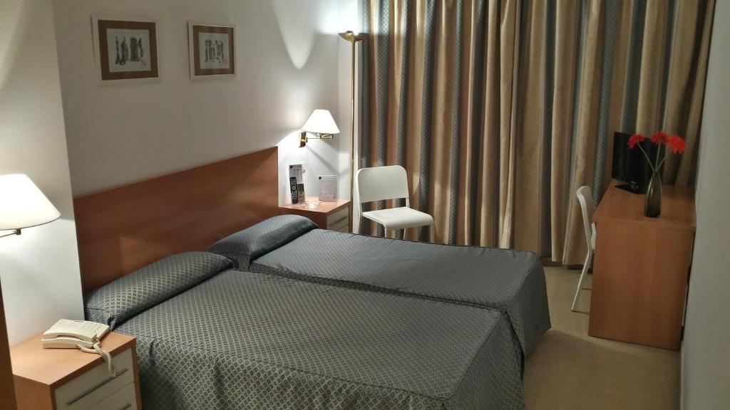 un soggiorno con divano blu in una camera di Hotel el Paraiso a Caleta de Velez