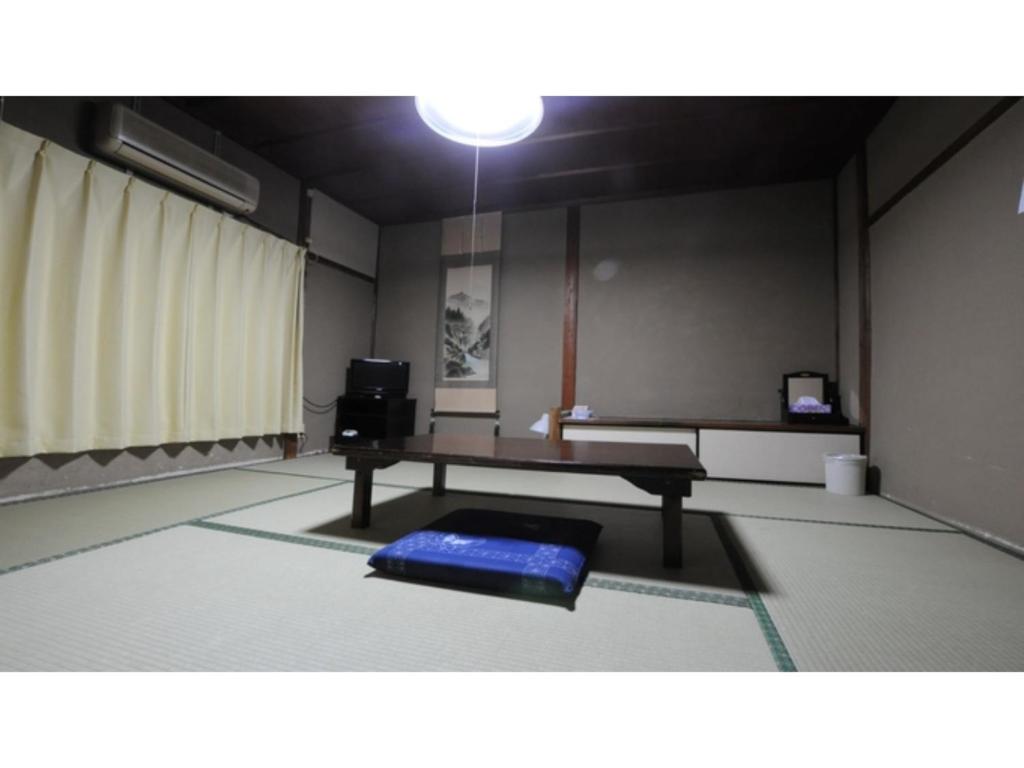 una habitación con una mesa de ping pong. en Yoro Onsen Honkan - Vacation STAY 09626v en Onomichi