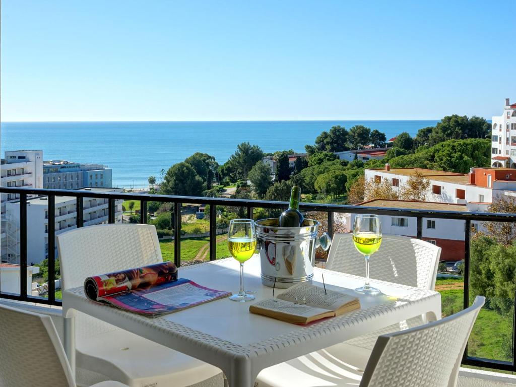 - une table avec deux verres de vin sur le balcon dans l'établissement Apartamento do Atlantico, à Albufeira