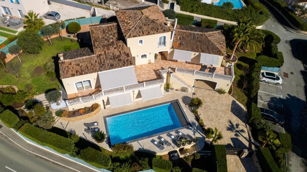 eine Luftansicht eines Hauses mit Pool in der Unterkunft Villa Riposa in Fréjus