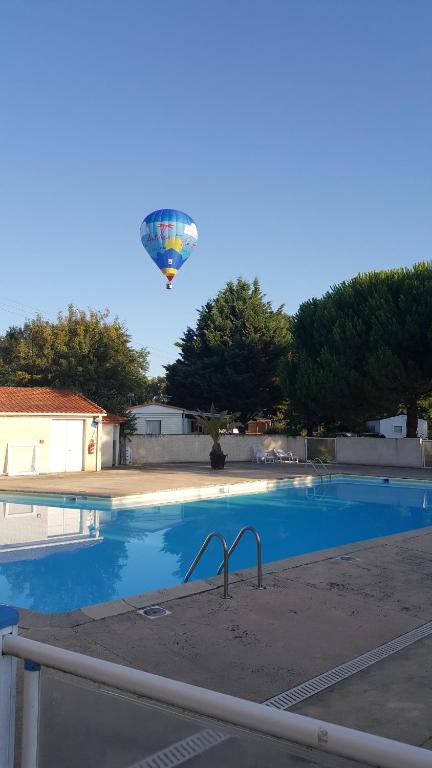 Bazén v ubytování Camping du Nizour nebo v jeho okolí