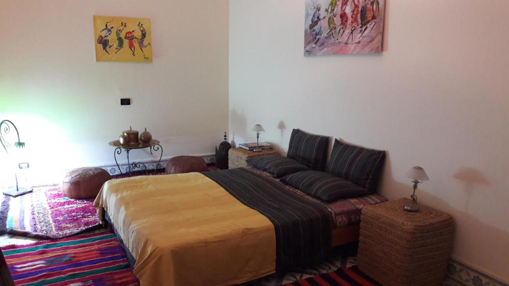 sypialnia z łóżkiem i kanapą w obiekcie Taghart, la belle demeure w mieście As-Suwajra