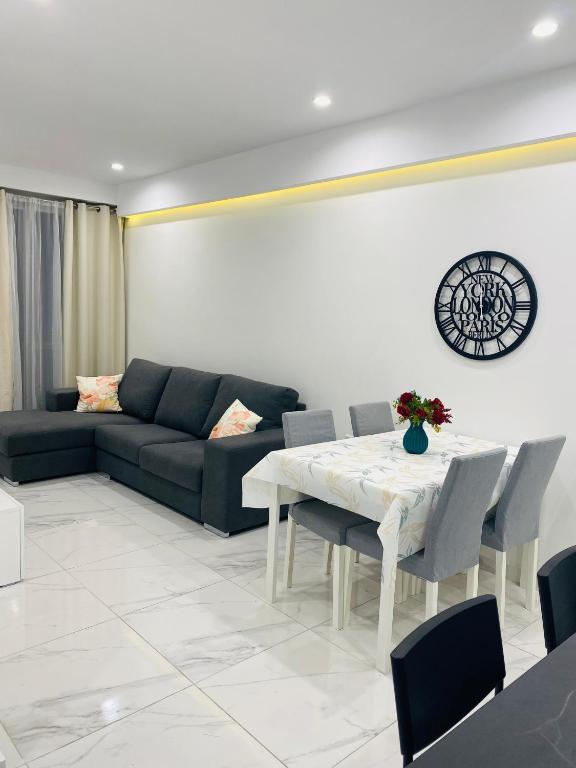 Posezení v ubytování Central, Bright & Modern Apartment