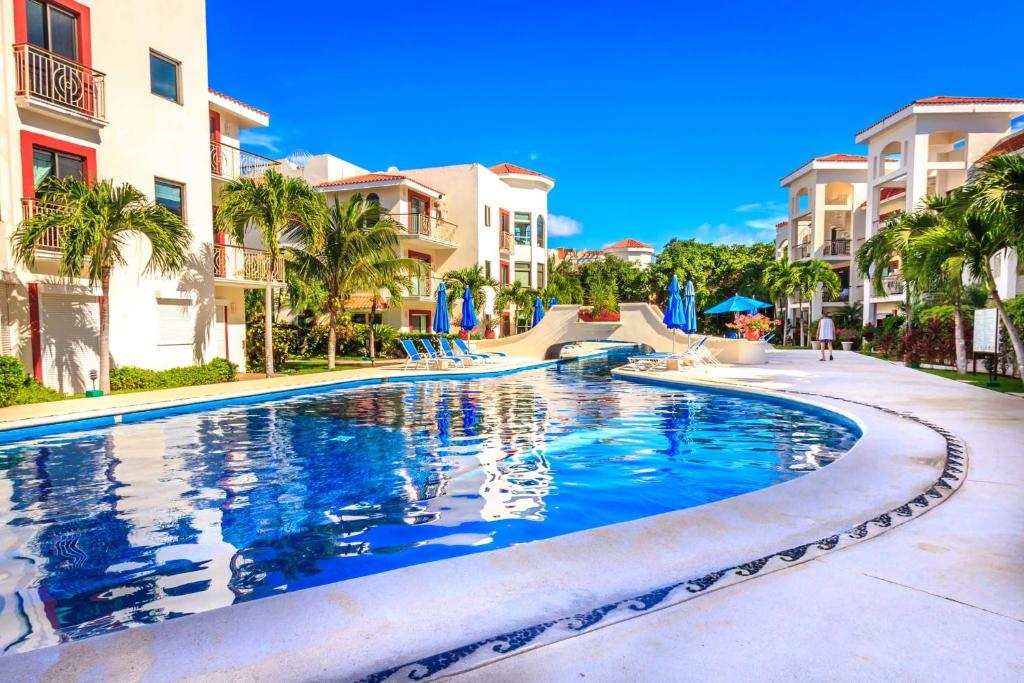 a swimming pool at a resort with a slide at Paseo del Sol Condohotel by BVR in Playa del Carmen