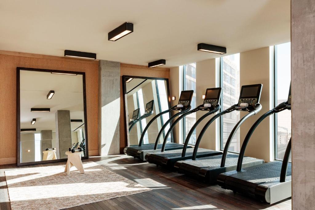Fitness centrum a/nebo fitness zařízení v ubytování Austin Proper Hotel, a Member of Design Hotels