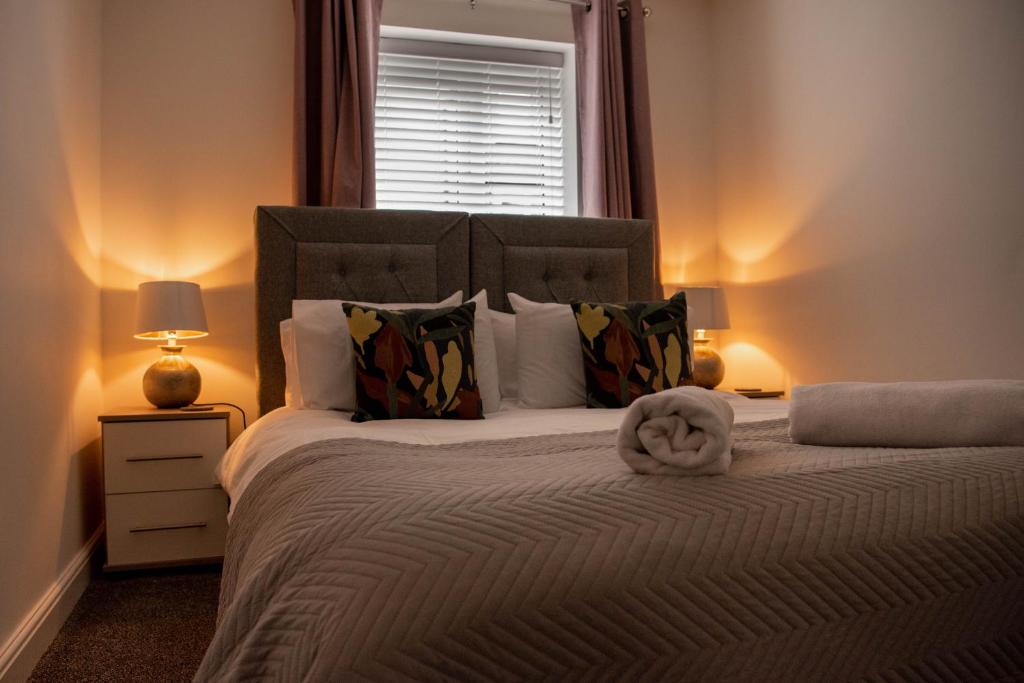 sypialnia z łóżkiem z ręcznikiem w obiekcie RiverTree House w mieście Llangollen
