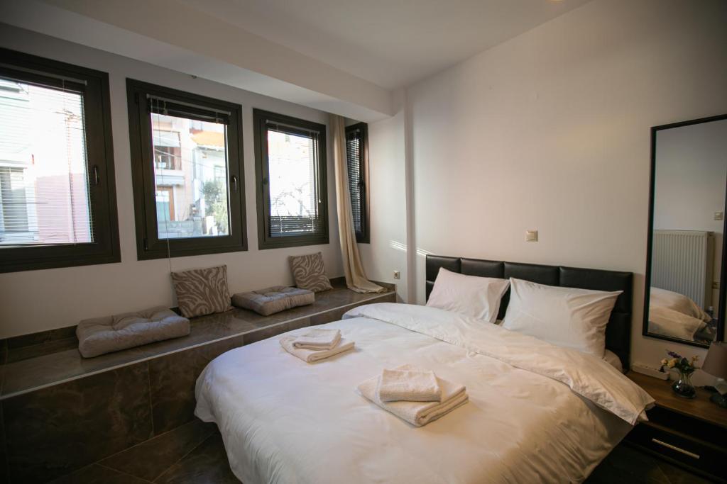 1 dormitorio con 1 cama grande y 2 toallas. en Stunning city view apt & parking space at Old town en Tesalónica