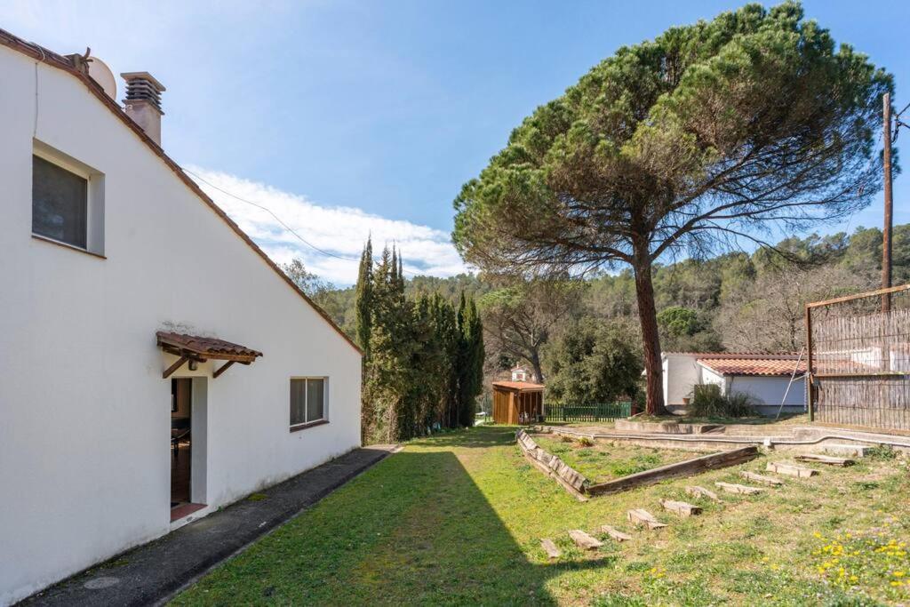 vista sul cortile di una casa bianca di Casa con piscina cerca de Girona a Girona