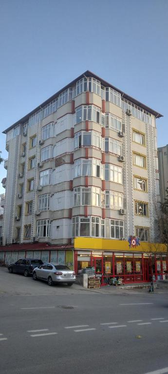 Şahinbey的住宿－Mehmet bey evleri，一座大型建筑,前面有汽车停放