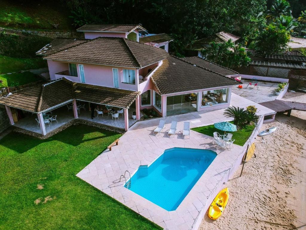 vista aerea di una casa con piscina di Casa 32 Angra - Itanema - Angra dos Reis ad Angra dos Reis