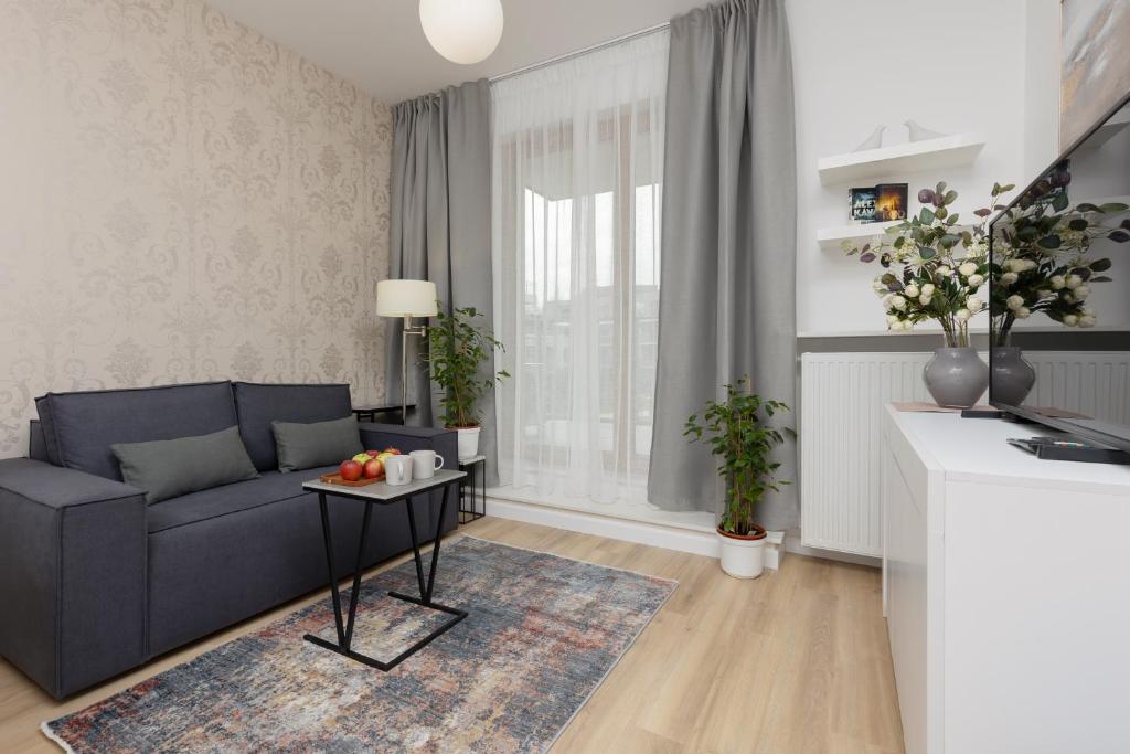 sala de estar con sofá y mesa en Oś Królewska - Comfortable Apartment in Wilanów en Varsovia