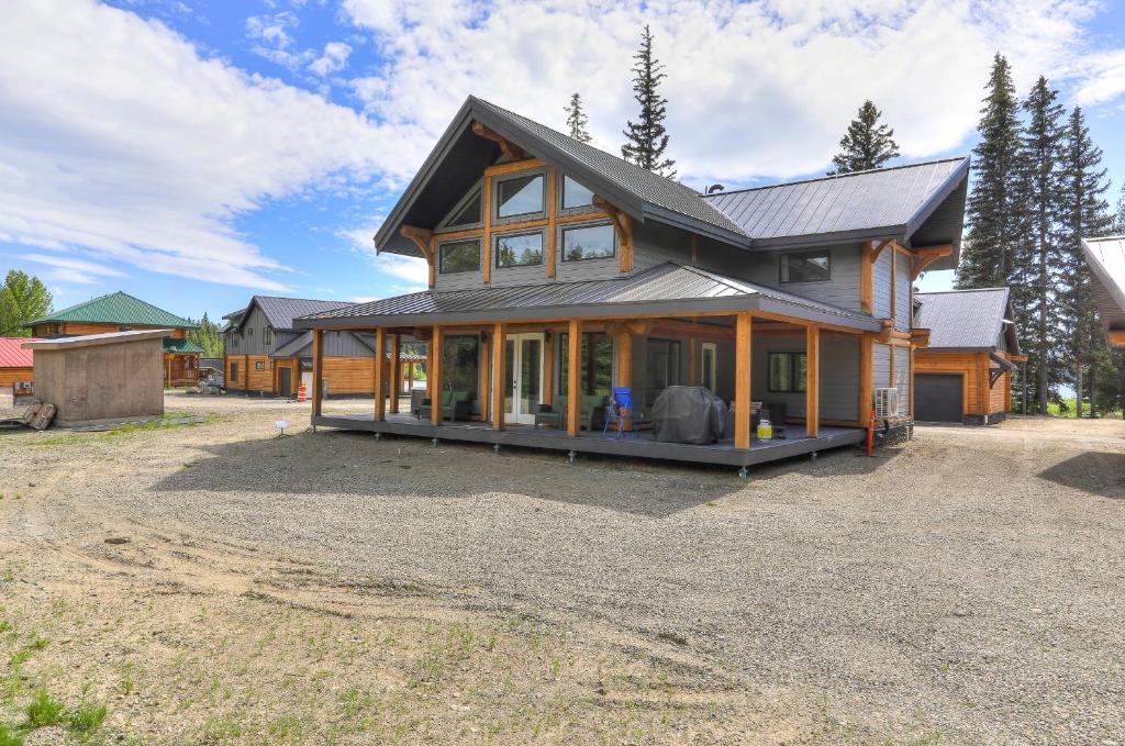 3 Bed Luxury Chalet w/ Private Hot Tub, Kelowna (updated prices 2024)