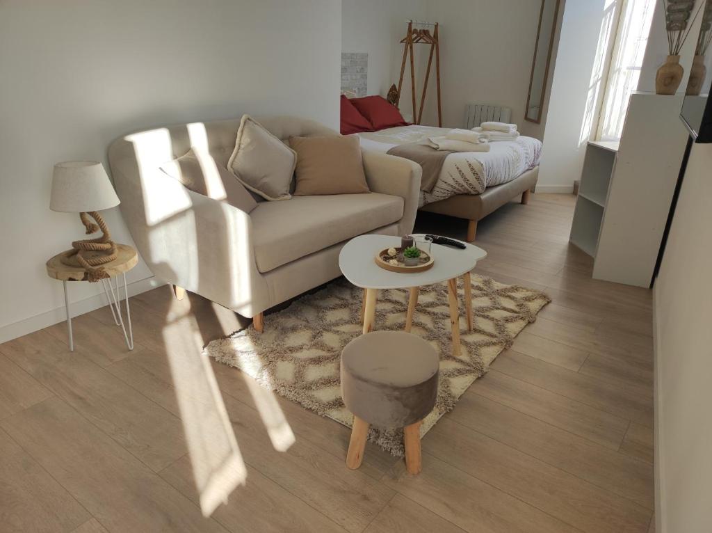 - un salon avec un canapé et une table dans l'établissement Résidence Manivi, à Beaupréau