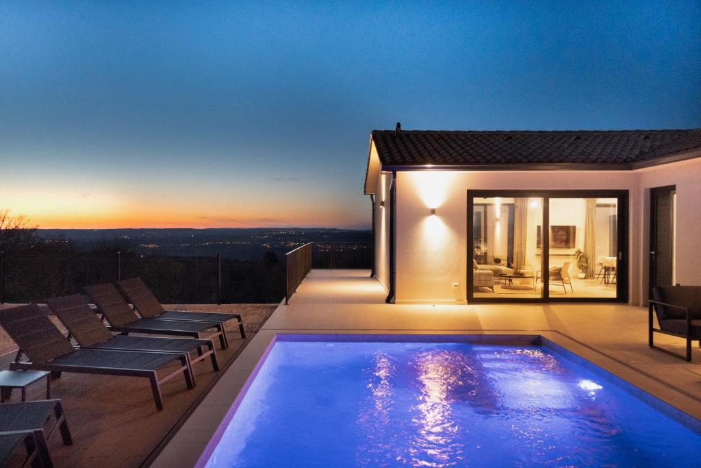 una piscina en la azotea de una casa en Villa TonKa with jacuzzi sauna and private pool, en Labin