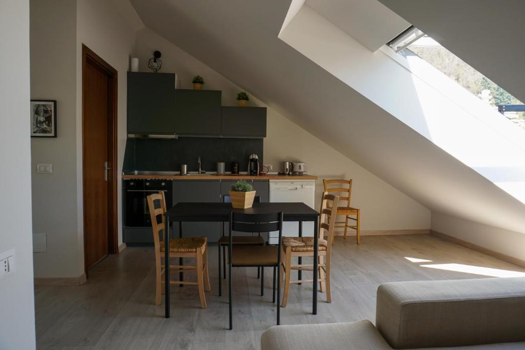een keuken en eetkamer met een tafel en stoelen bij PIANA112 apartment in Cannobio