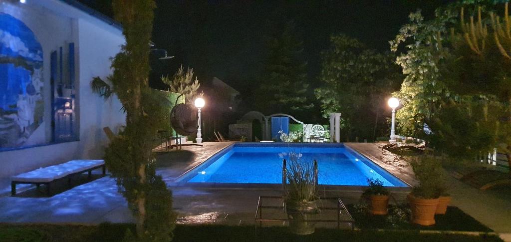 Bazén v ubytování Vila Santorini Nacionalni Park Fruška Gora nebo v jeho okolí