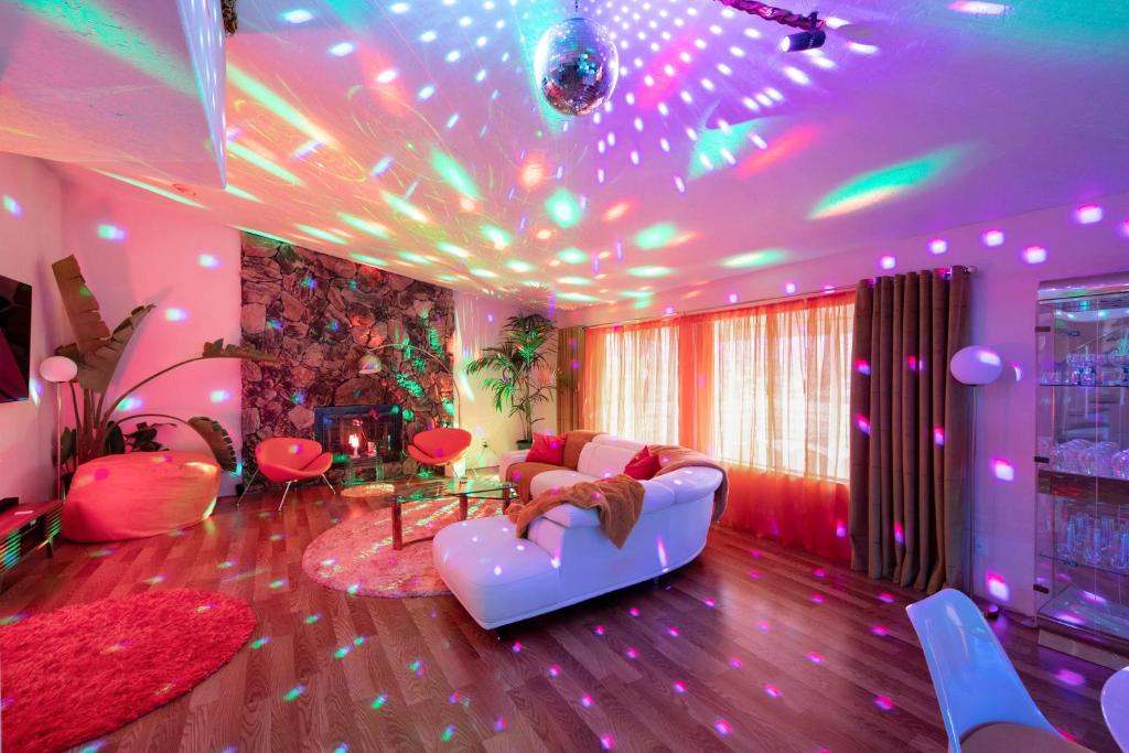 - un salon avec un canapé et des lumières au plafond dans l'établissement Disco House- The 70s Experience w Pool Spa, à Yucca Valley