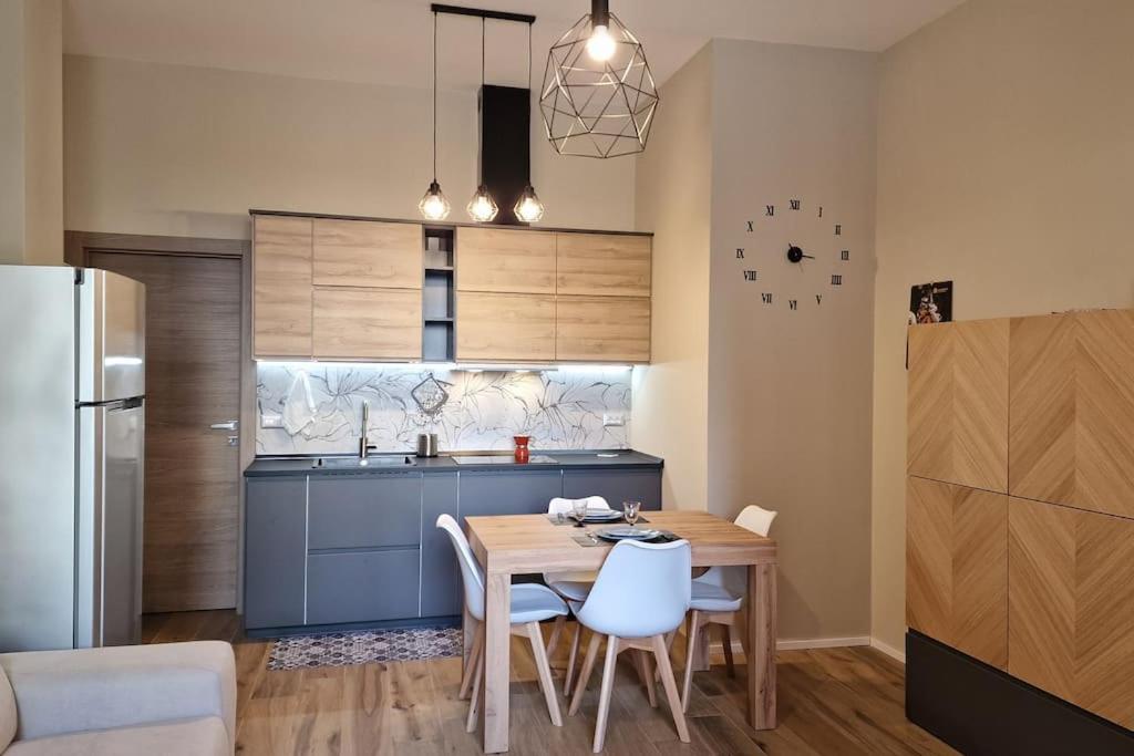 eine Küche mit einem Tisch und Stühlen sowie einem Kühlschrank in der Unterkunft Corso Vittorio 364 in Cagliari