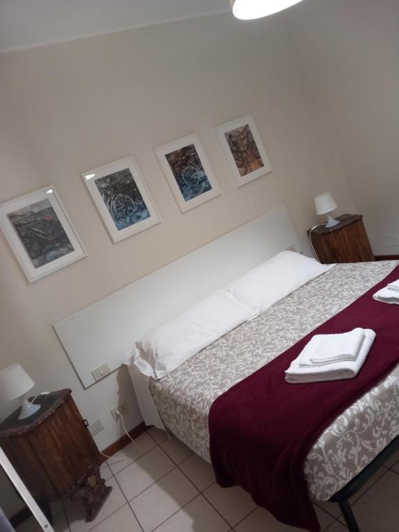 1 dormitorio con 1 cama y cuadros en la pared en Appartamento al Battistero, en Oggiono