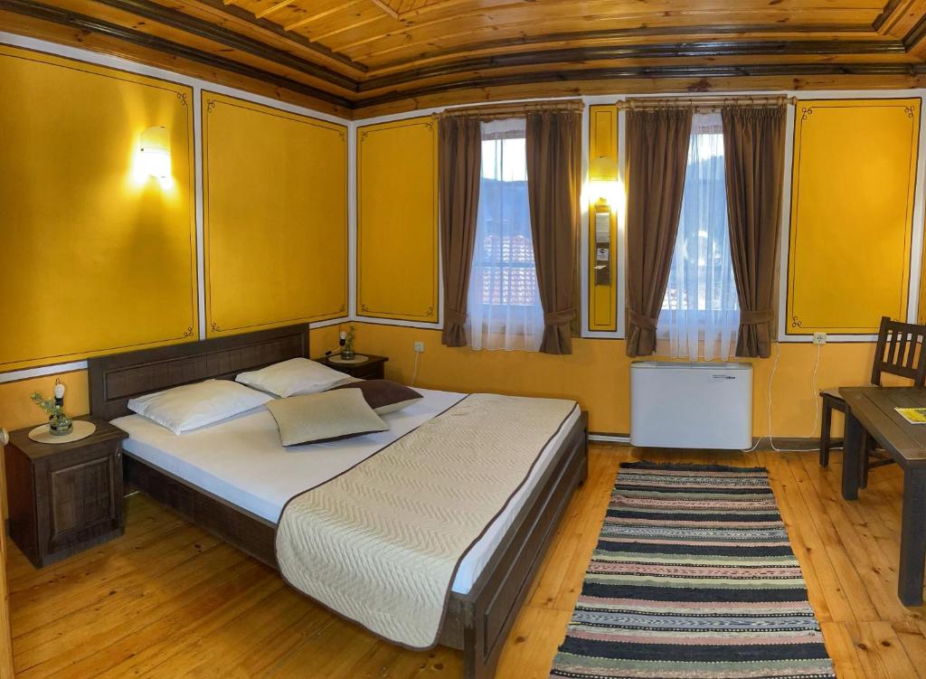 Postel nebo postele na pokoji v ubytování Guest rooms Colorit