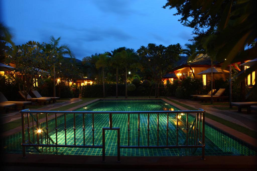 Der Swimmingpool an oder in der Nähe von Pai Tan Villas - SHA Extra Plus