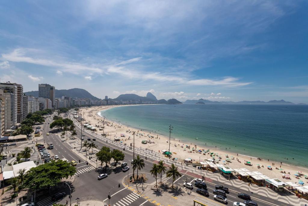 vistas a una playa con gente y al océano en Belíssimo em Copacabana - Vista para o mar - A1103 Z3, en Río de Janeiro