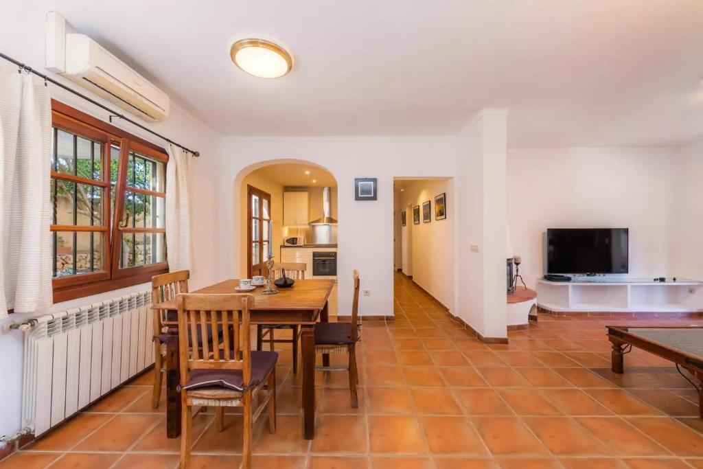 TV a/nebo společenská místnost v ubytování Chalet Tres Mares, Cala Millor