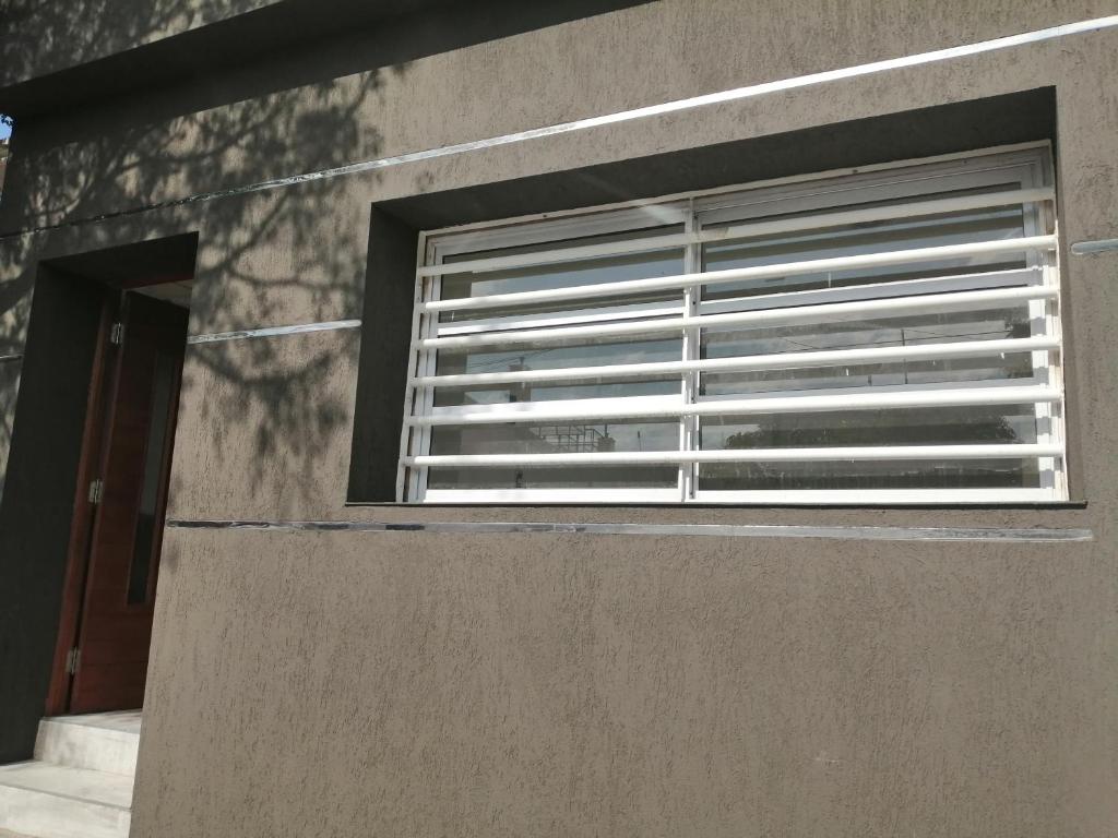 una ventana con persianas en el lateral de un edificio en Facundo III en San Luis
