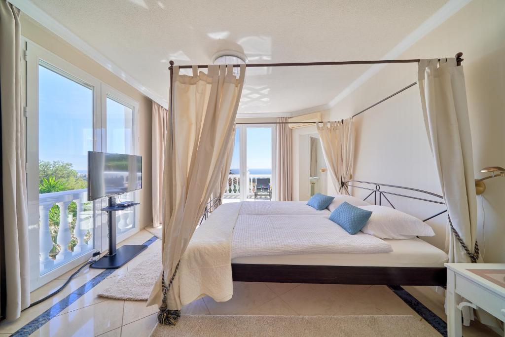 Fotografie z fotogalerie ubytování Villa with Heated Pool & Sea Views in Marbella v destinaci Marbella