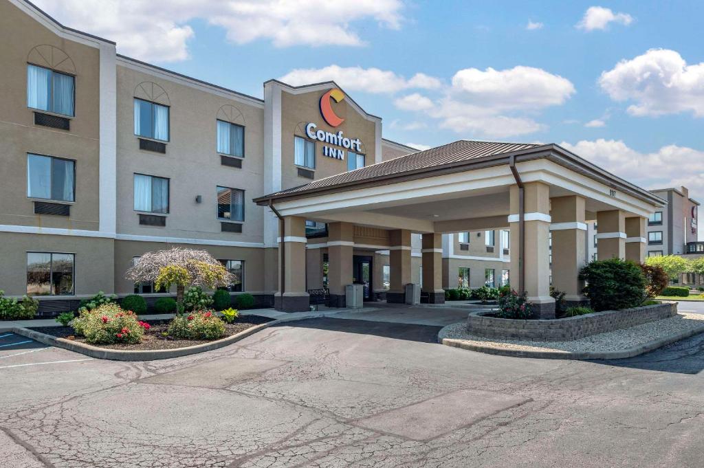 Comfort Inn Indianapolis Airport في بلينفيلد: تقديم فندق مع نزل بالفناء