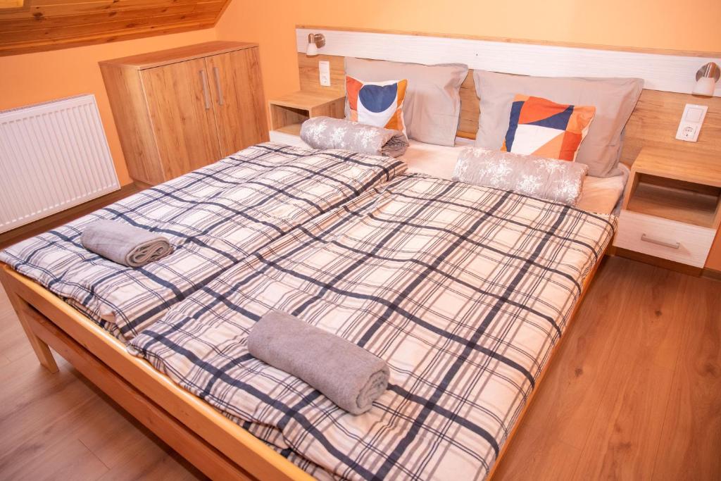 Postel nebo postele na pokoji v ubytování Benige vendégház