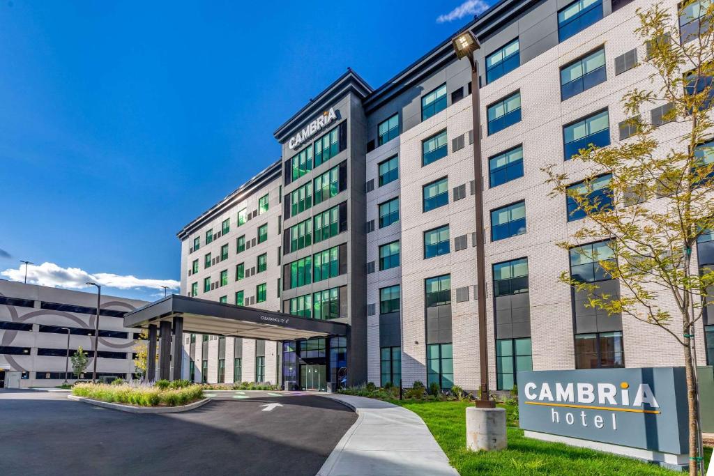 紐哈芬的住宿－Cambria Hotel New Haven University Area，前面有标志的大建筑