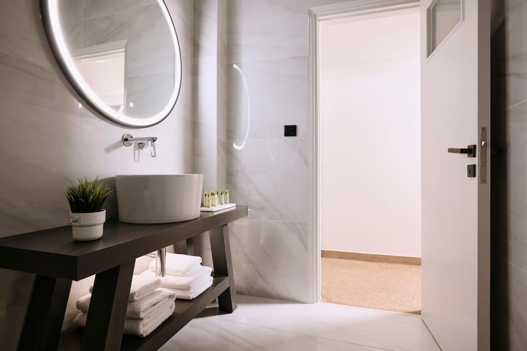 A bathroom at Acropolis Museum Grand Residence
