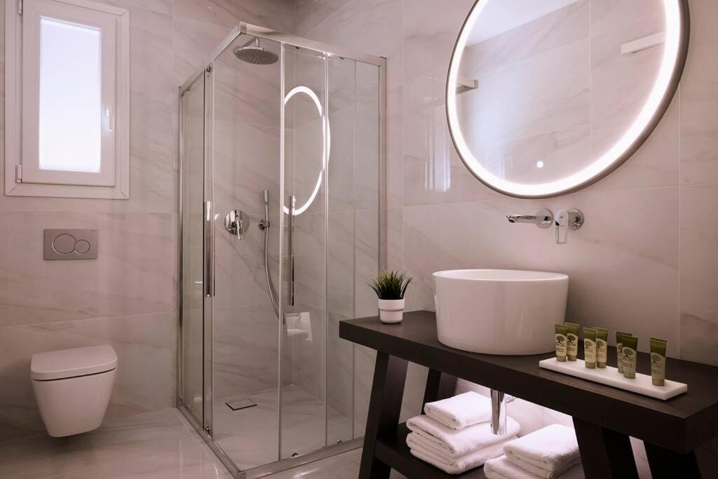 A bathroom at Acropolis Museum Grand Residence