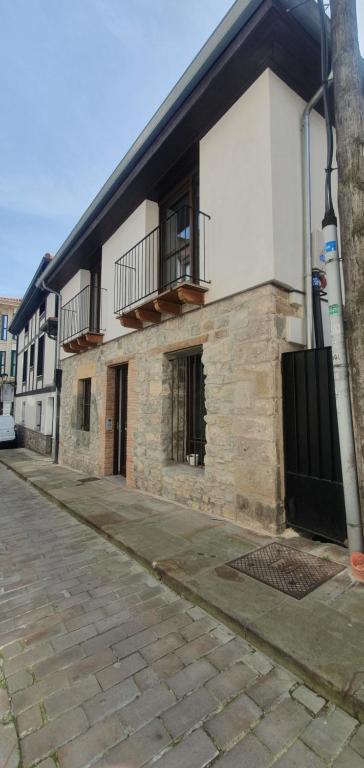 ein Gebäude mit zwei nebenliegenden Balkonen in der Unterkunft Apartamento en el Casco Histórico de Plencia in Plentzia